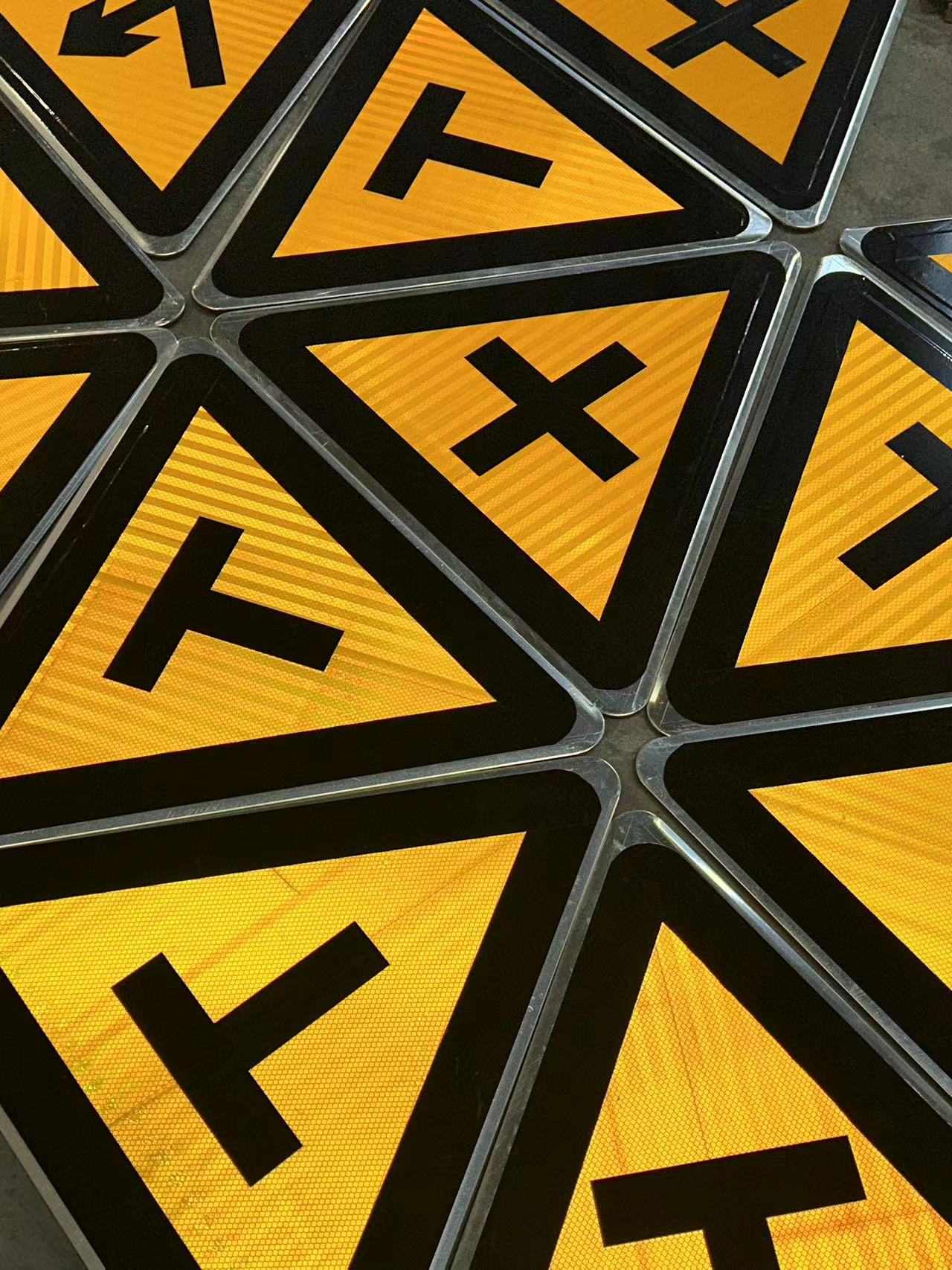 三角标志牌展示