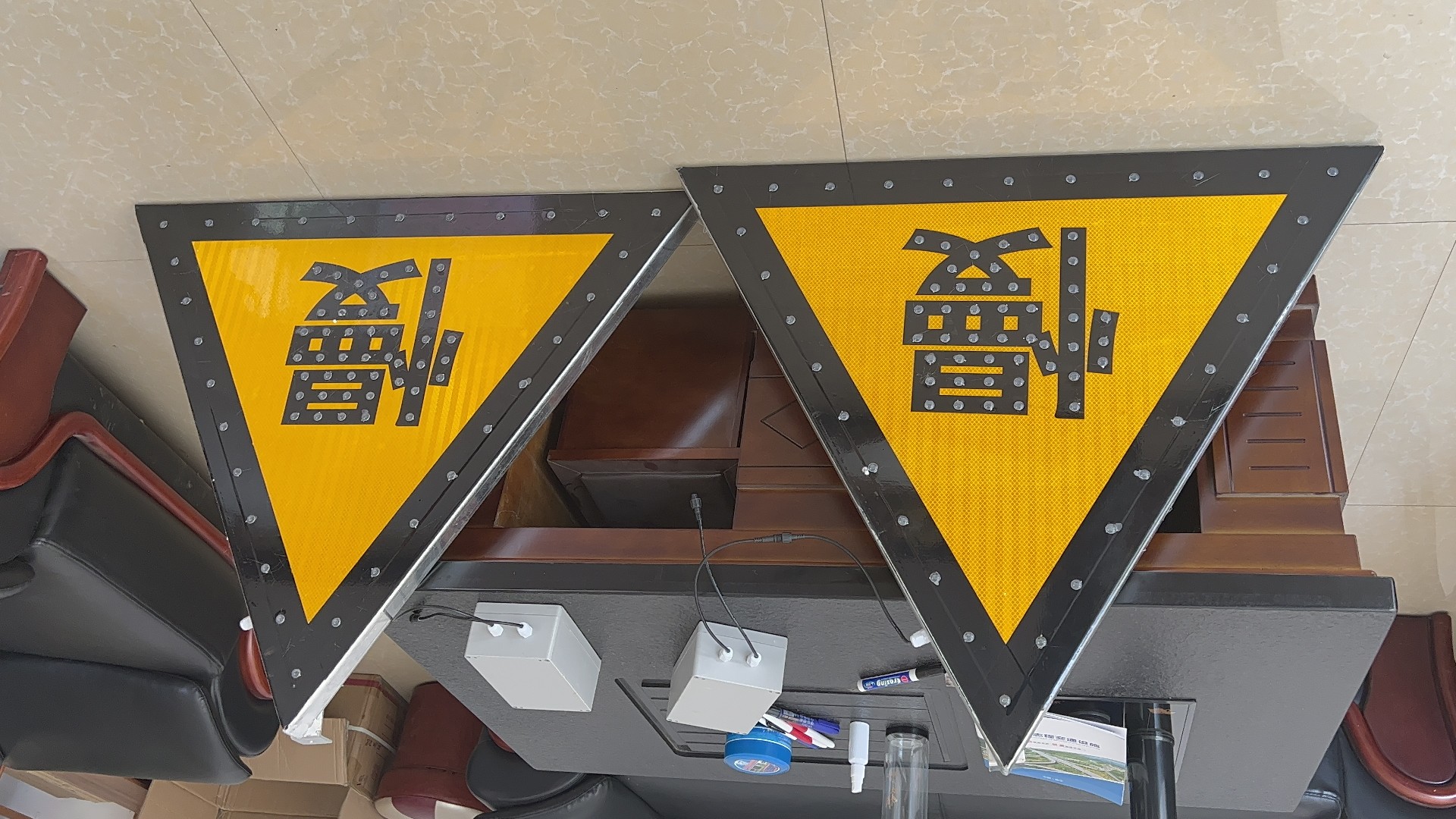 LED太阳能标识牌