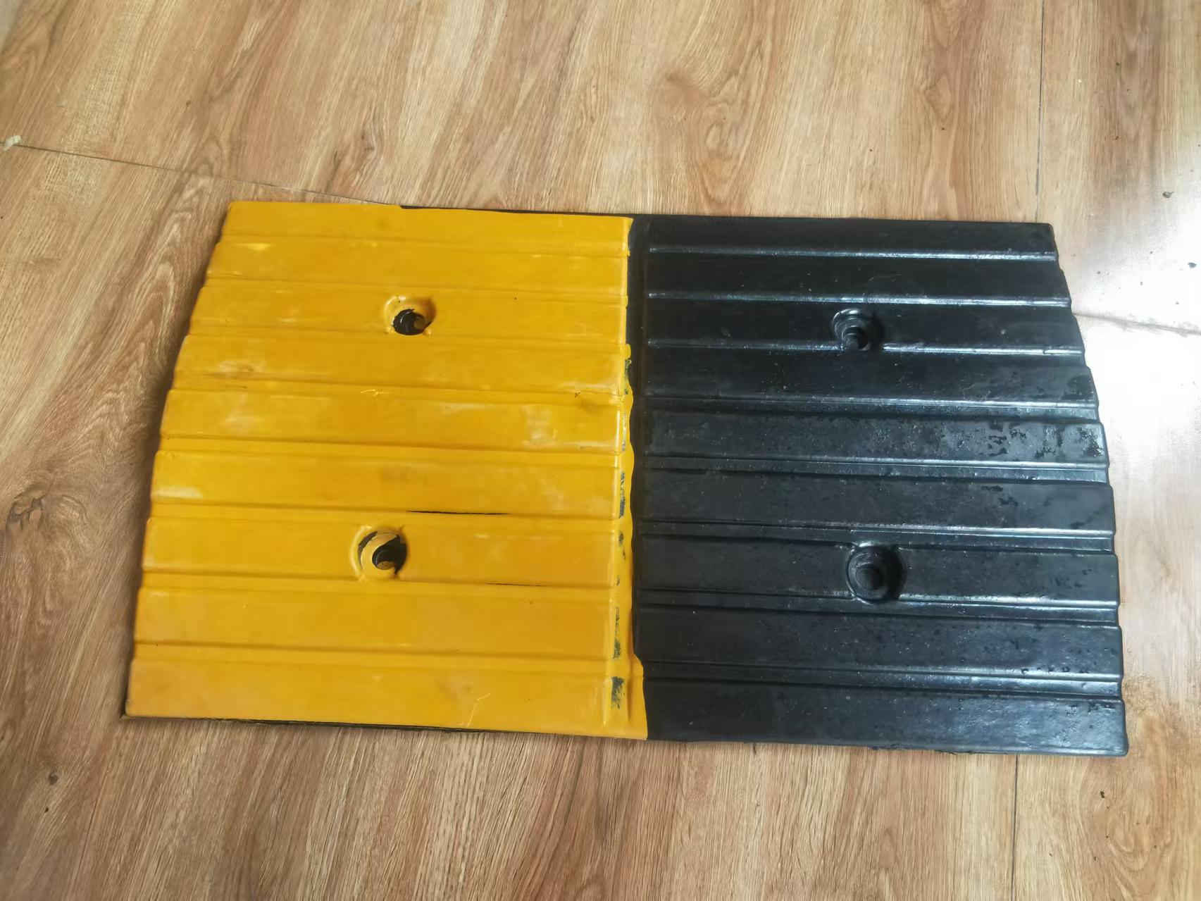 橡胶500x300x35减速带