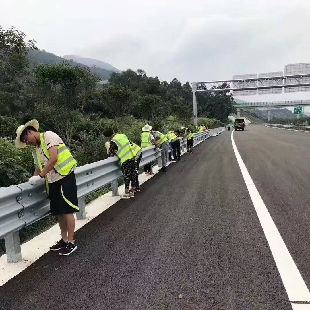 三波护栏高速安装现场